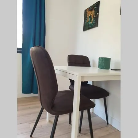 4 Henriville אמיינס